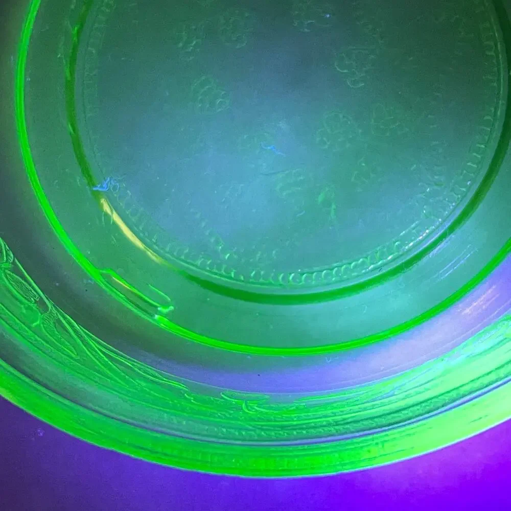 Hazel Atlas Green Cloverleaf Glass Bowl Uranium Fruit Dish Etched Shamrock READ